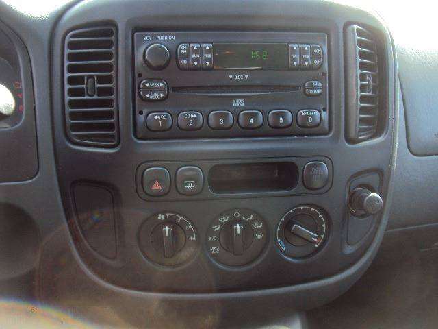 2005 Ford Escape XLS 4dr SUV